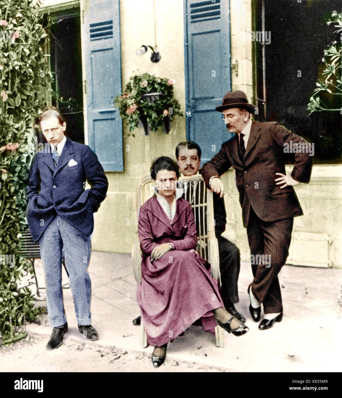 Igor Stravinsky (sinistra) con Mme Kovchinsky, Sergej Diaghilev (seduto dietro Mme Kovchinsky) e Leon Bakst a Losanna, Svizzera, 1915. Stravinsky, il compositore russo: 17 giugno 1882 - 6 aprile 1971. Foto Stock