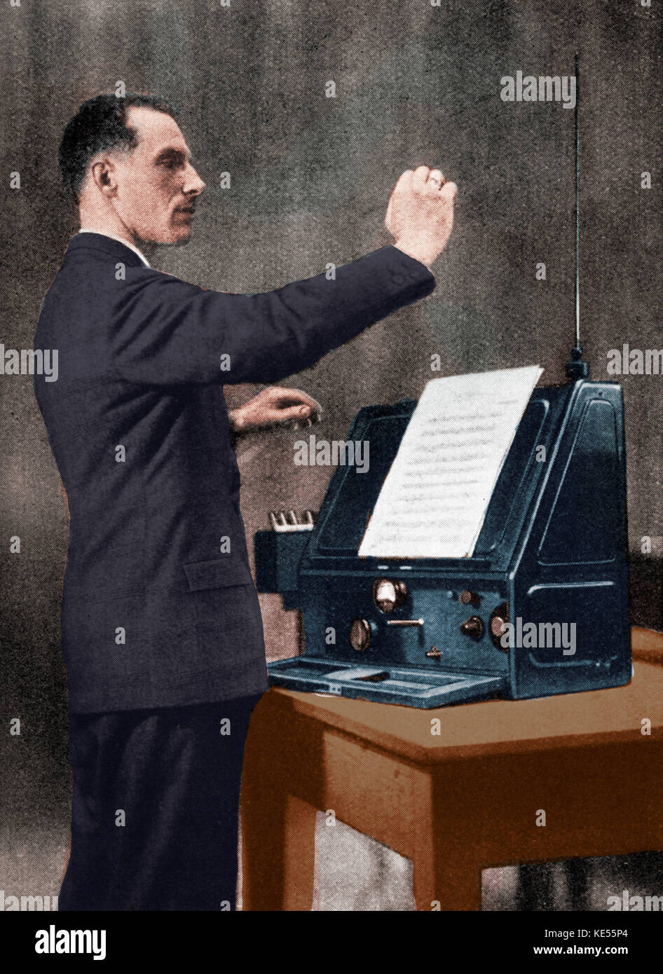 THEREMIN, Lev a giocare il suo Vox nel 1927 ha dimostrato la Aetherophone in Petrograd in 1920, prototipo del Thereminovox, più tardi conosciuto come Theremin. Nel 1927 egli ha dimostrato i suoi nuovi strumenti in Germania, Francia e Stati Uniti inventore russo di nuovi strumenti (1896-1993). Versione Colorised. Foto Stock
