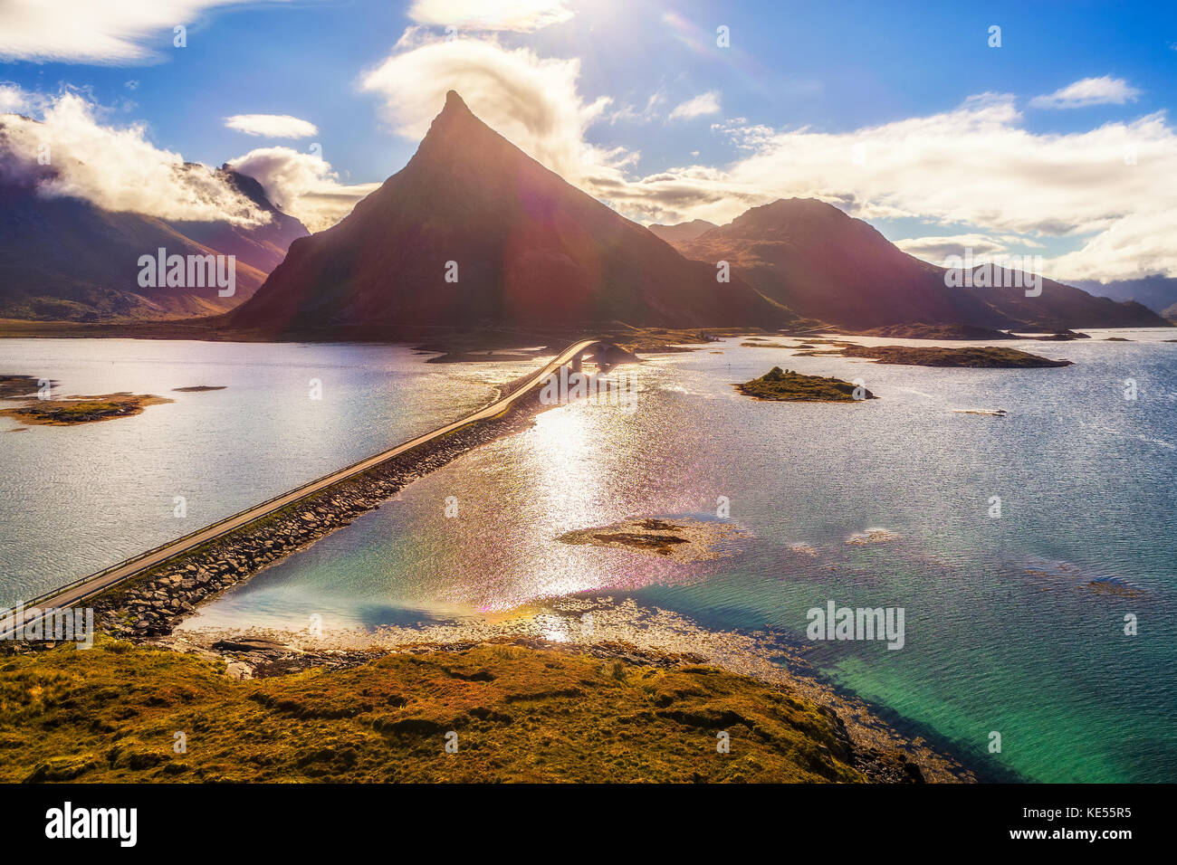 Vista aerea di una panoramica strada costiera con un ponte sulle isole Lofoten in Norvegia Foto Stock