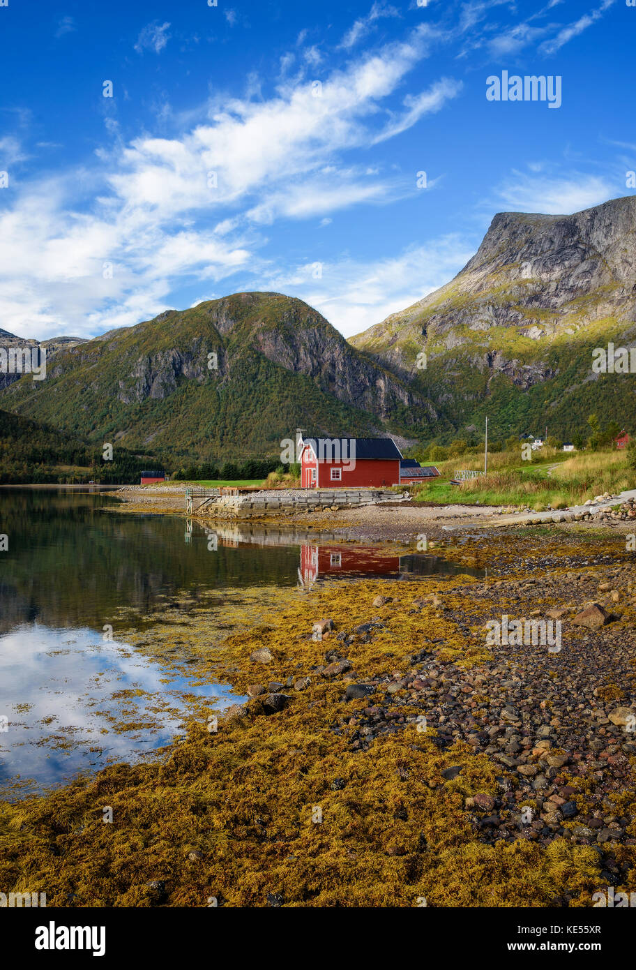 Tradizionale in rosso rorbu cottage sul mare sulle isole Lofoten in Norvegia Foto Stock