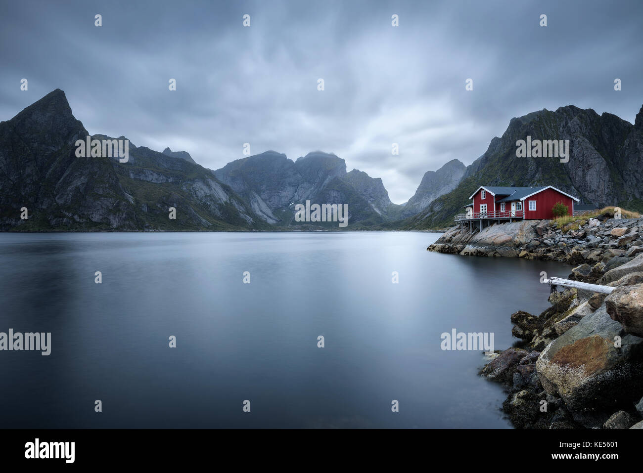 Tradizionale in rosso rorbu cottage in hamnoy village, isole Lofoten in Norvegia Foto Stock