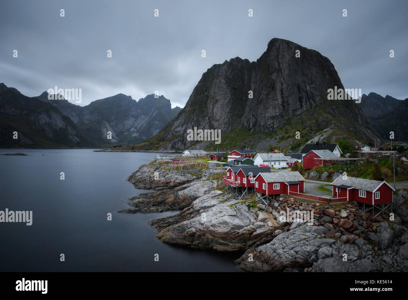 Tradizionale in rosso rorbu cottages in hamnoy village, isole Lofoten in Norvegia Foto Stock