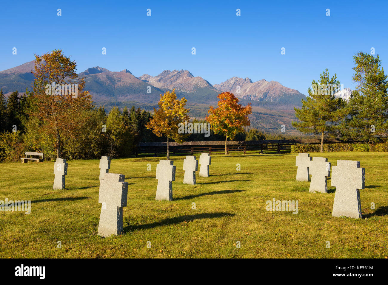 Cimitero militare tedesco in autunno con le montagne sullo sfondo Foto Stock