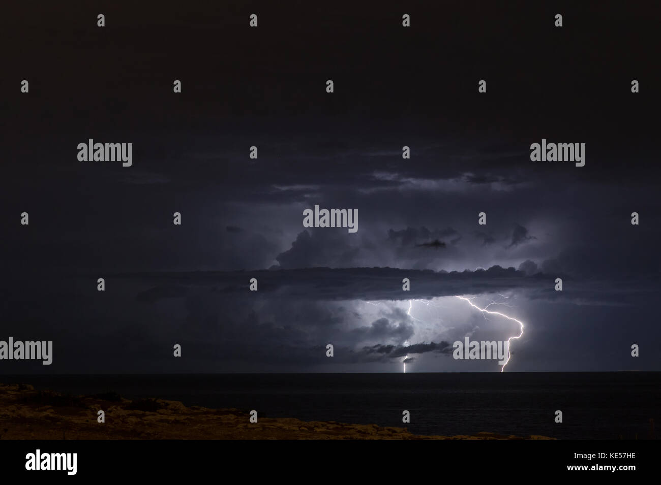 Fulmine e nuvole temporalesche durante un temporale a Malta Foto Stock