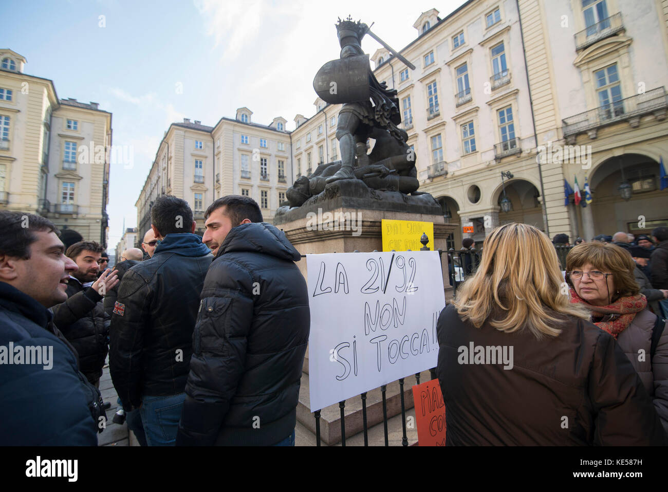 Torino,Italia 16 febbraio 2017: i tassisti protestano a Torino contro uber e nuove leggi sul palazzo civico e piazza Castello a Torino, Italia Foto Stock