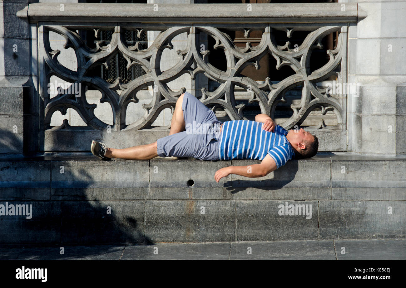 Bruxelles, Belgio. Grand Place: L'uomo addormentato Foto Stock