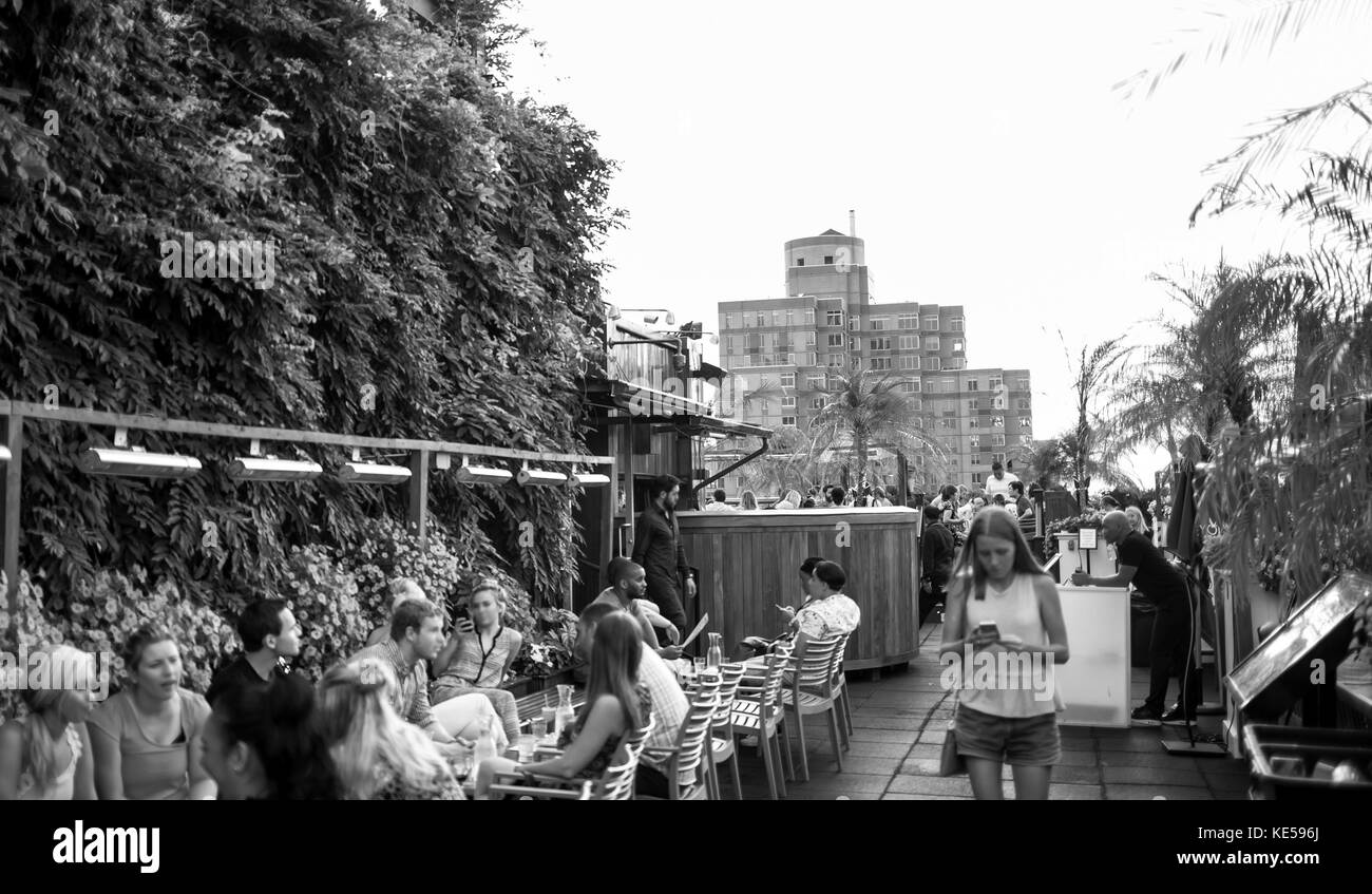 New York City Stati Uniti d'America - 13 luglio 2015: i turisti e i newyorkesi facendo un aperitivo sul 230 quinto tetto. è il primo bar sul tetto di new york. Foto Stock