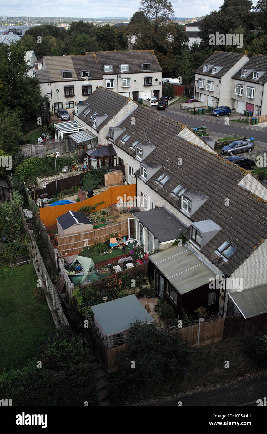 Vista aerea della città a schiera case in Woolston Southampton situato accanto al ponte di Itchen erano i passanti possono esaminare la proprietà. Foto Stock