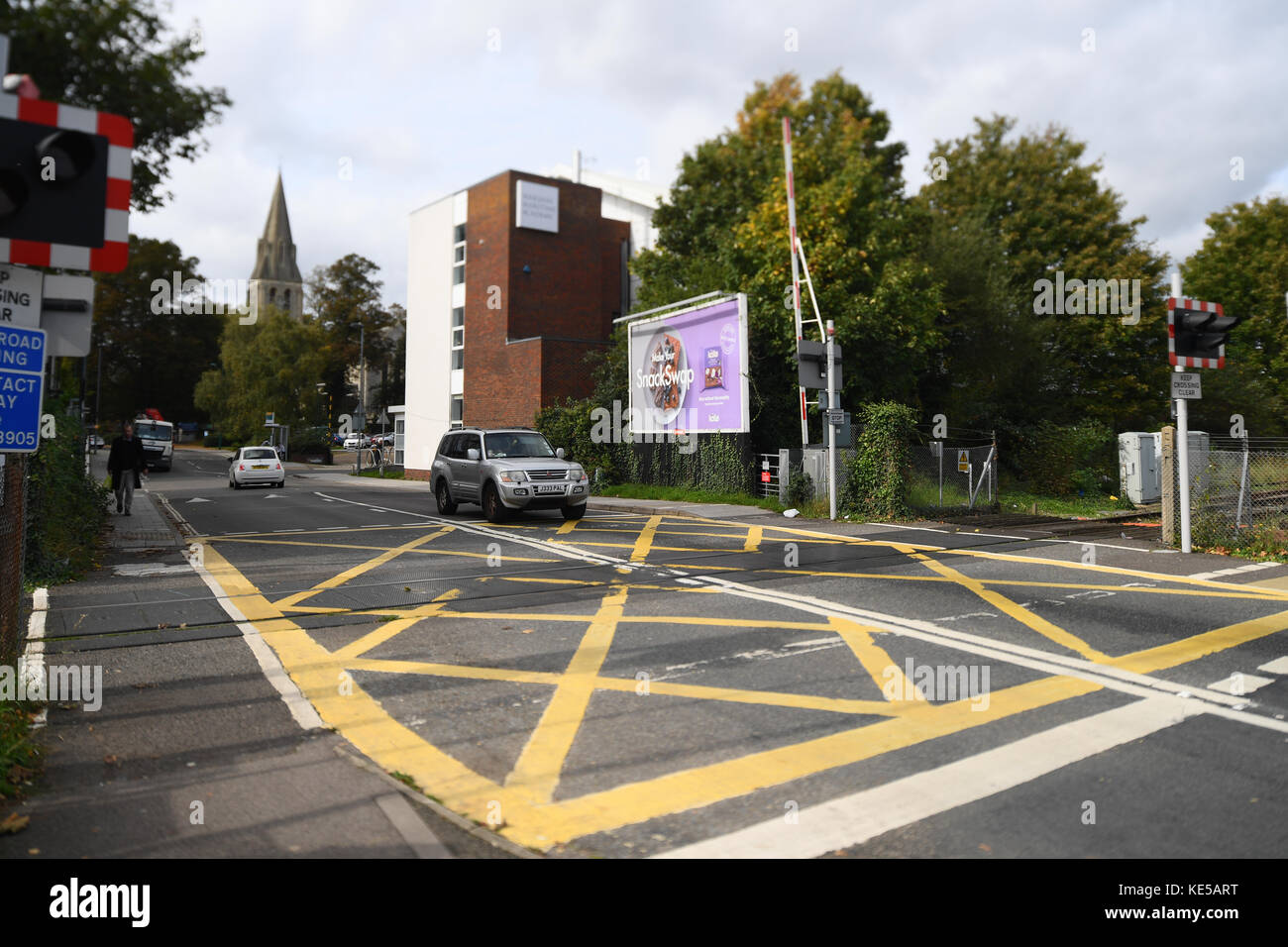 A nessuna voce scatola gialla di giunzione a un incrocio ferroviario in cappella Road Southampton Inghilterra con una macchina correttamente passando attraverso mentre modo è chiaro. Foto Stock