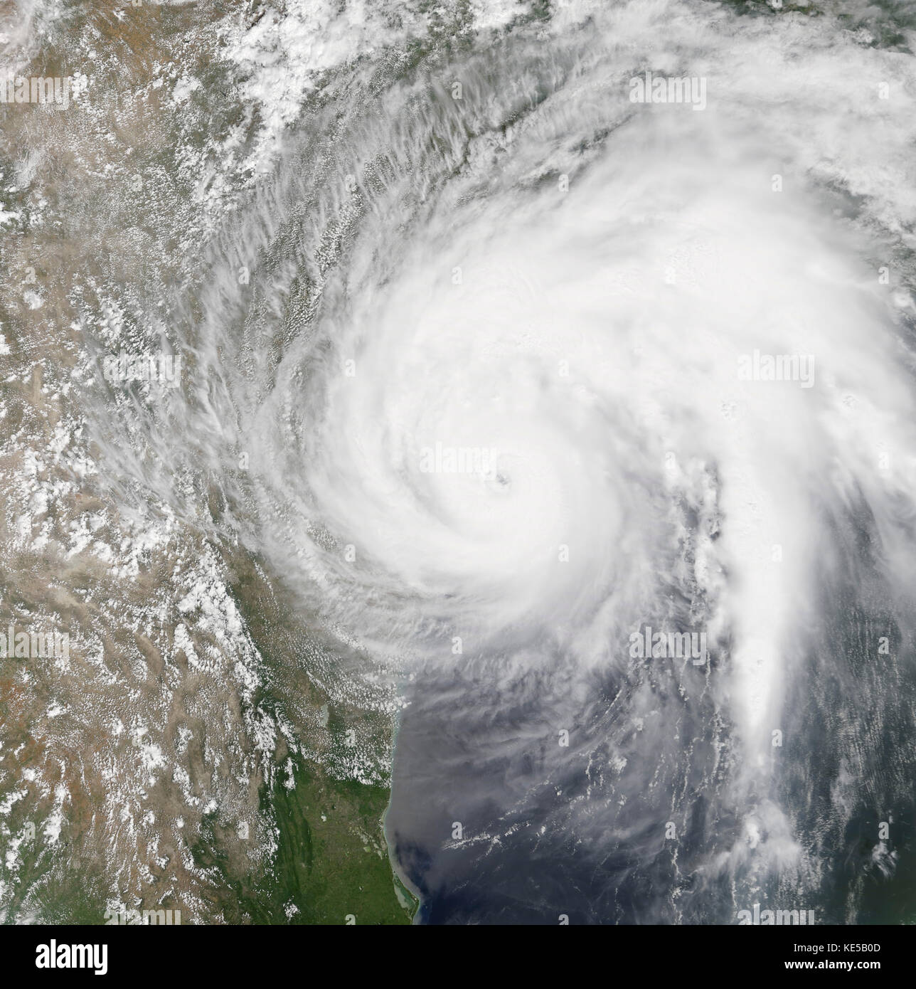 25 agosto 2017 - colore naturale immagine satellitare di hurrican harvey rendendo approdo sul Texas. Foto Stock