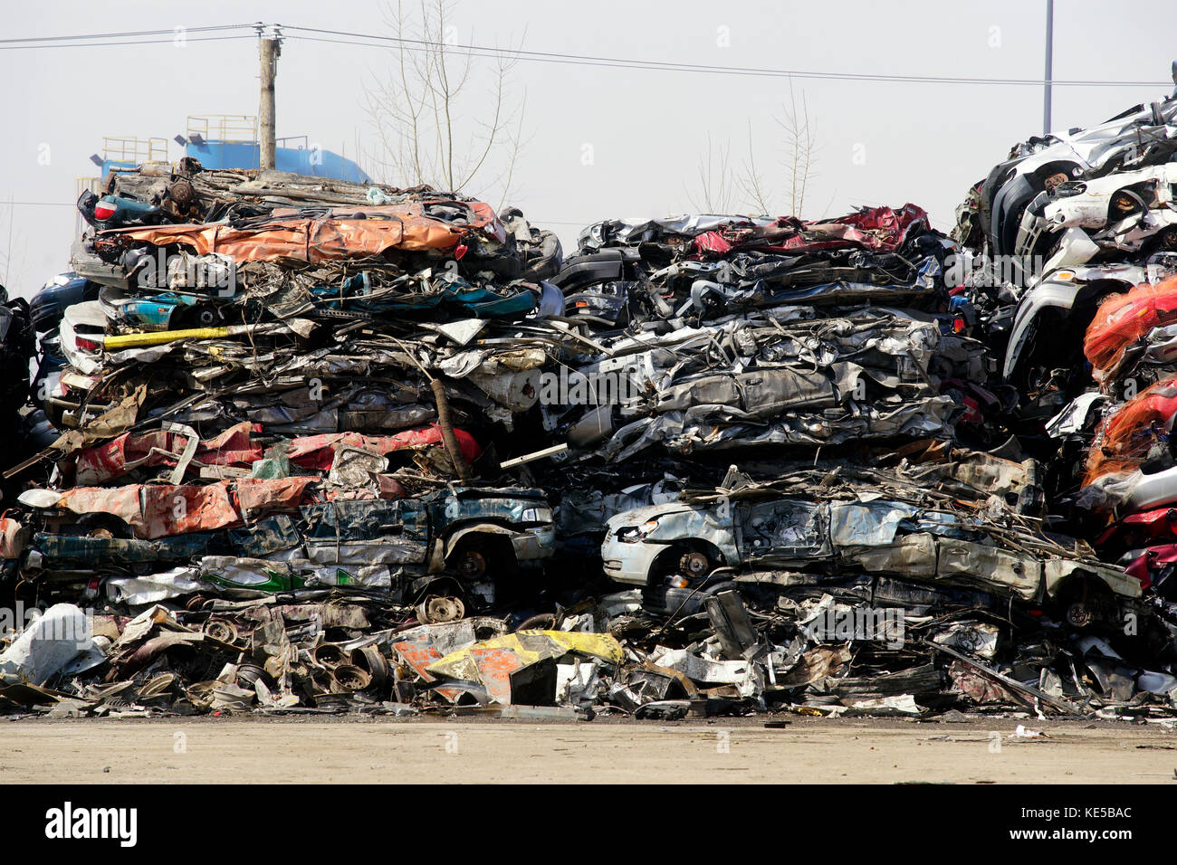 Laval, Canada, 10 aprile,2017.le pile di frantumato di vetture a un impianto di riciclaggio.credit:mario beauregard/alamy live news Foto Stock