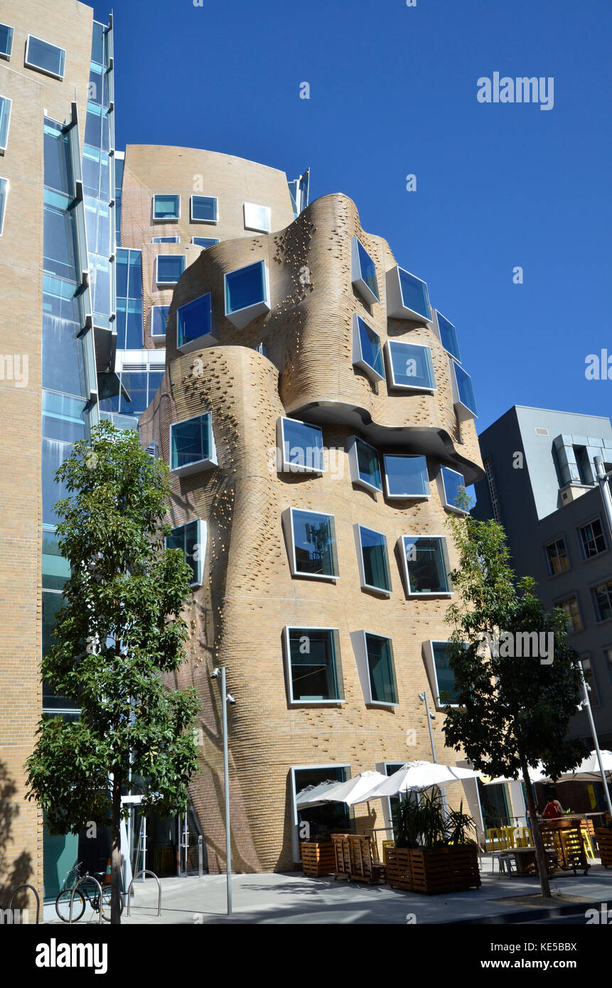 Il dr chau chak wing building in Sydney University of Technology, progettata da architetto Frank Gehry, denominato per il filantropo che essa finanziato. Foto Stock