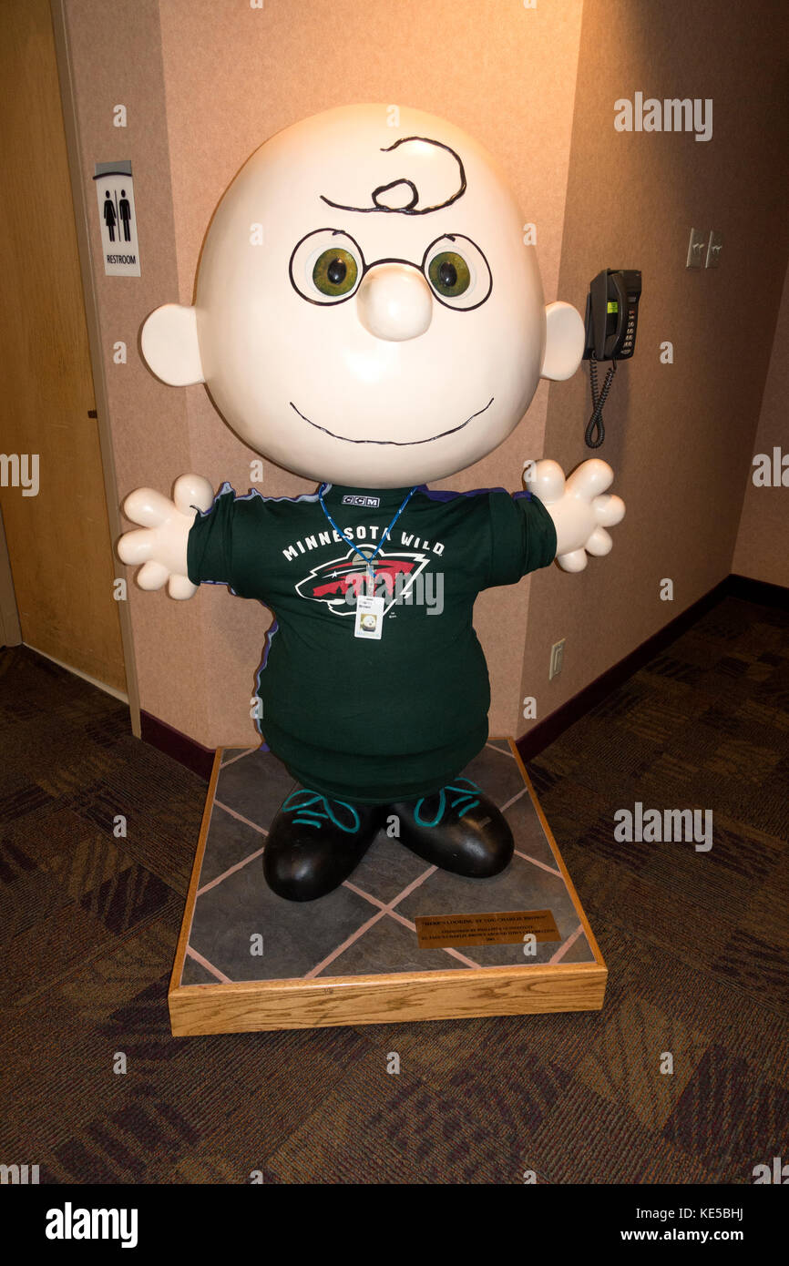 "Here's Looking You Charlie Brown" di Charles Schulz, che indossa l'uniforme Minnesota Wild Hockey del Philips Eye Institute. Minneapolis, Minnesota, Minnesota, Stati Uniti Foto Stock