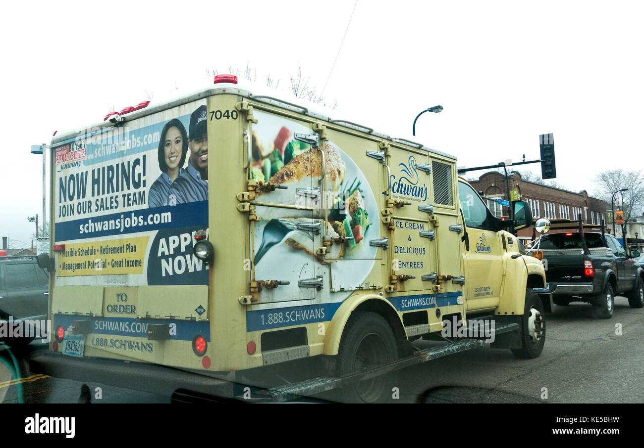 Schwan di consegna del carrello portando i generi alimentari e oltre 300 pasti pronti surgelati per i popoli delle case con un affitto ora segno. Minneapolis Minnesota mn usa Foto Stock