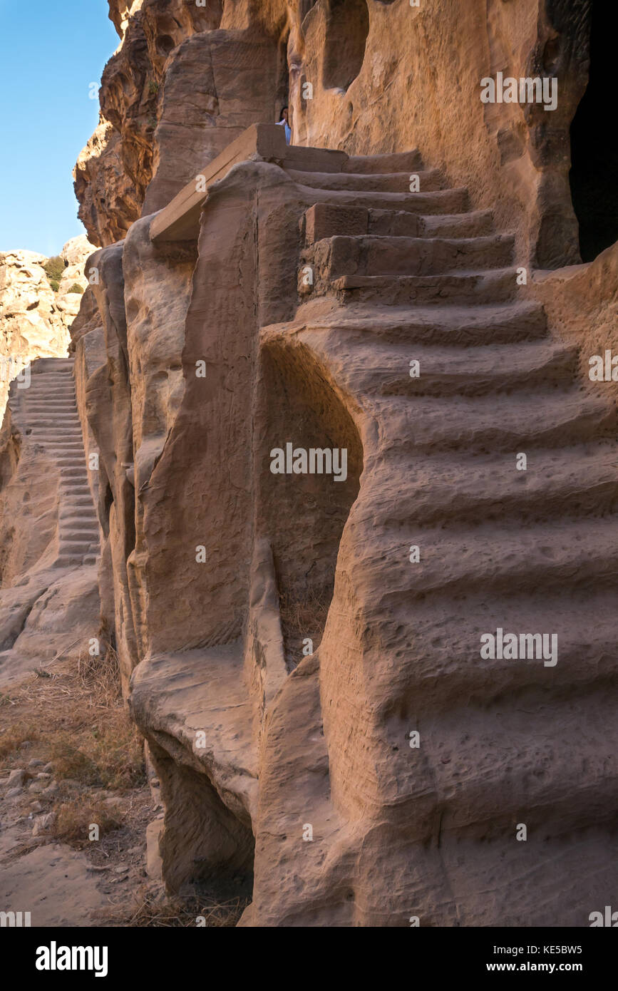 Nabataean le rovine in pietra arenaria rossa cliff. Little Petra gorge, Siq al Barid, con passaggi intagliato, sito archeologico, Wadi Musa, Giordania, Medio Oriente Foto Stock