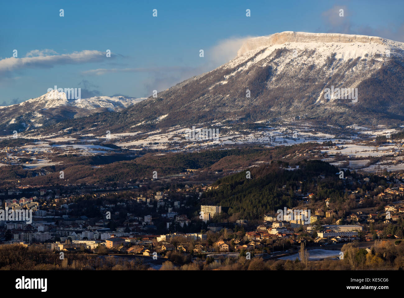 Mattina inverno vista sulla città di Gap e Ceuze montagna coperta di neve fresca. Hautes-Alpes, meridionale delle Alpi Francesi, Francia Foto Stock
