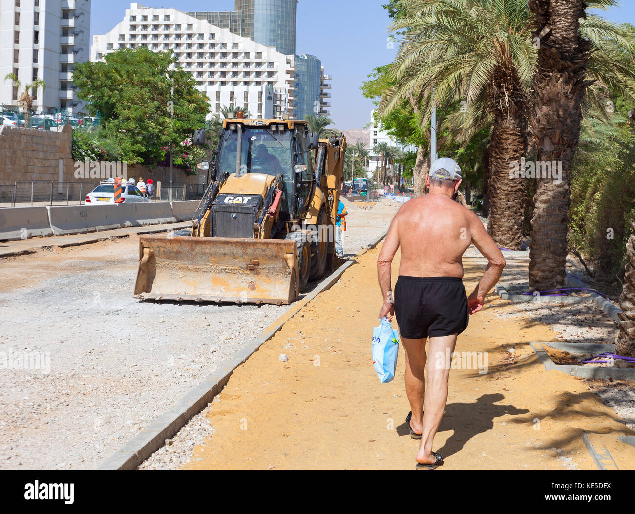 Israele, Dead Sea - 31 ottobre: il Mar Morto è un lago salato delimitato dal Giordano verso oriente e di Israele e della Palestina all'occidente. Сonstruction di una strada Foto Stock