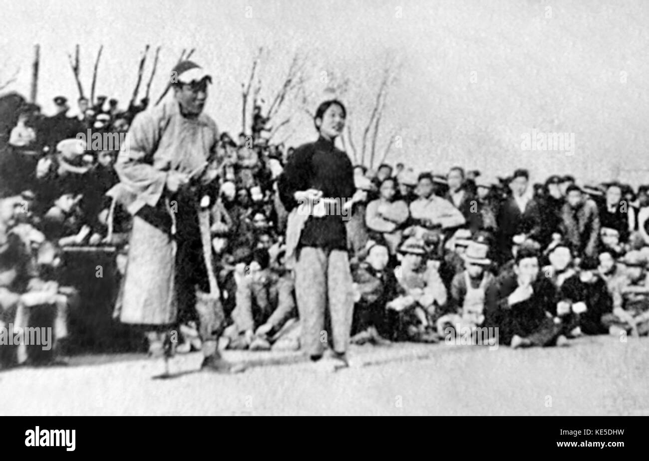 *Put Down Your Whip* è un pezzo di performance che affronta temi di libertà e cambiamento sociale. Il lavoro si riflette su questioni storiche come la schiavitù e la giustizia razziale, coinvolgendo il pubblico attraverso un potente simbolismo e movimento. Foto Stock