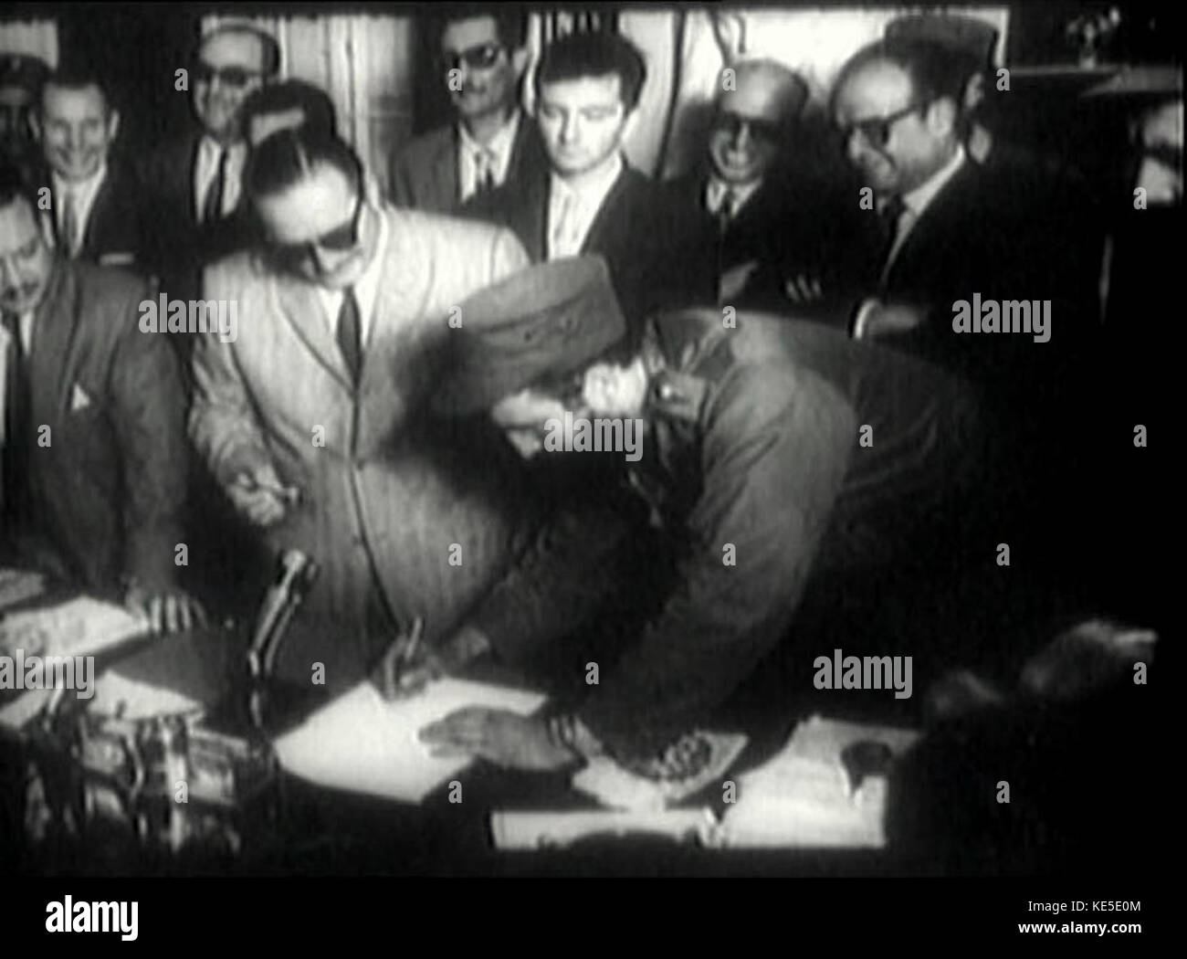 Fidel Castro firma como Primer Ministro 1959 Foto Stock