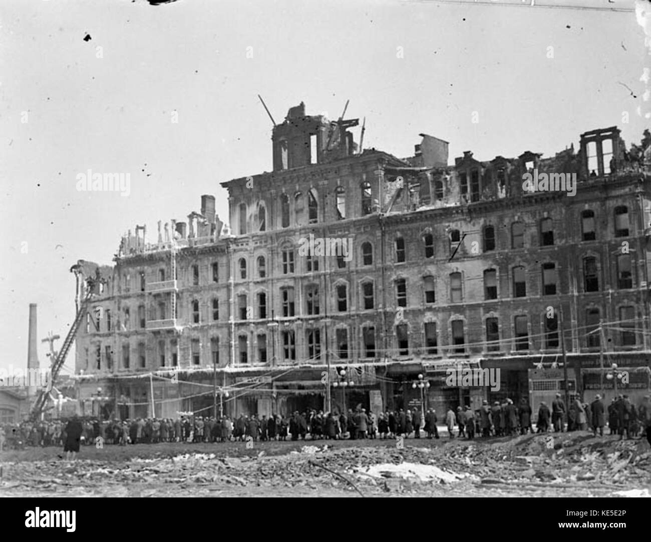 L'incendio del Russell Hotel nel 1927 a Ottawa fu un evento significativo nella storia della città. L'incendio ha causato ingenti danni all'edificio ed è ricordato come una tragica parte del passato di Ottawa. Foto Stock