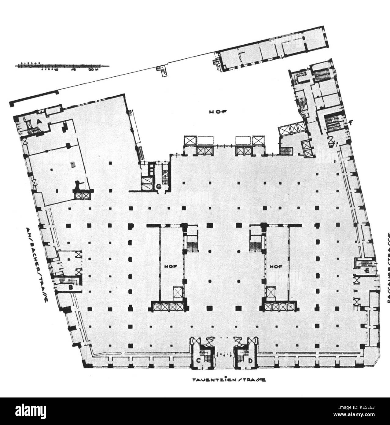 La planimetria di 1930 piani (Grundriss) di KaDeWe, il famoso grande magazzino di Berlino, raffigurante la disposizione dell'edificio e delle sue sezioni. Il piano riflette il design architettonico del negozio e l'organizzazione dello spazio retail durante quel periodo. Foto Stock
