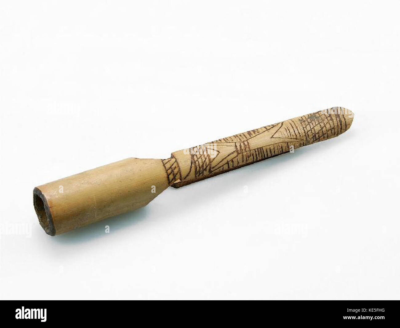 Questo orecchino di bambù fa parte della collezione del Museo Nazionale delle culture mondiali, che mostra l'artigianato tradizionale e il significato culturale. Foto Stock