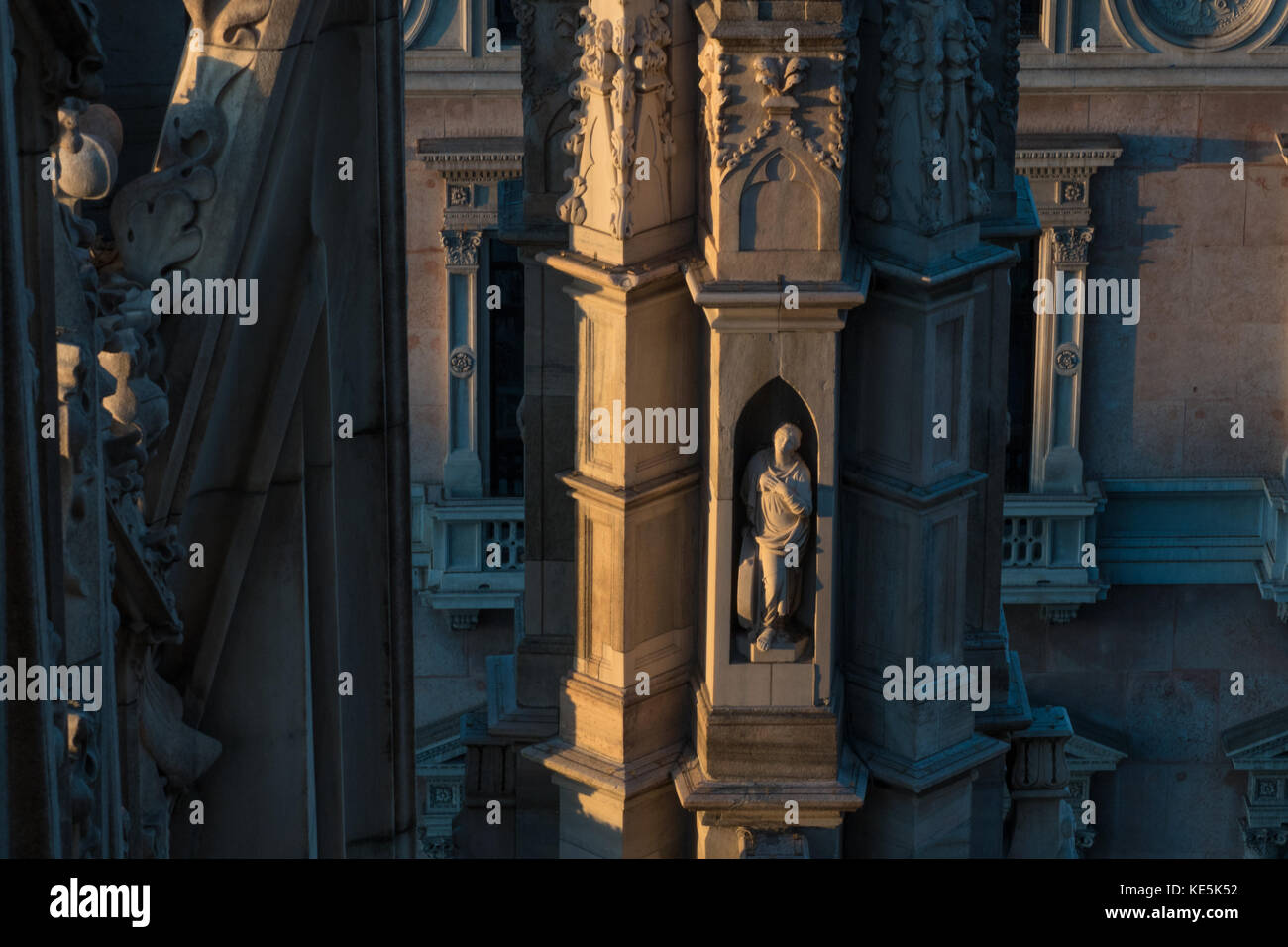 Sculture sulla facciata del duomo di Milano Foto Stock