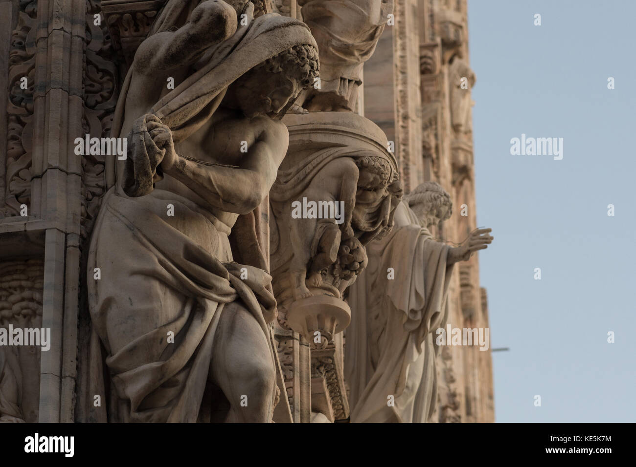 Sculture sulla facciata del duomo di Milano Foto Stock