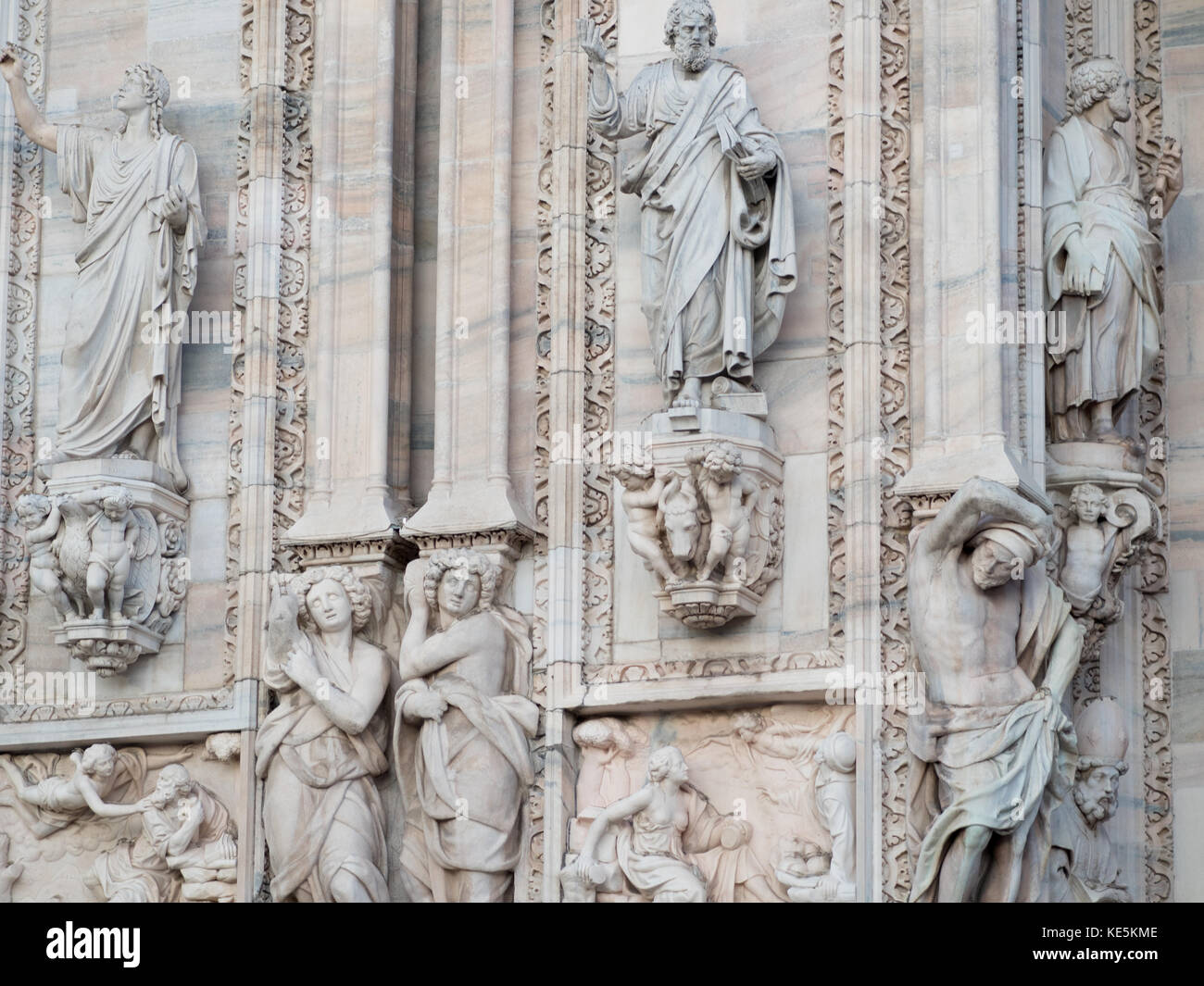 Sculture sulla facciata del duomo di Milano Foto Stock