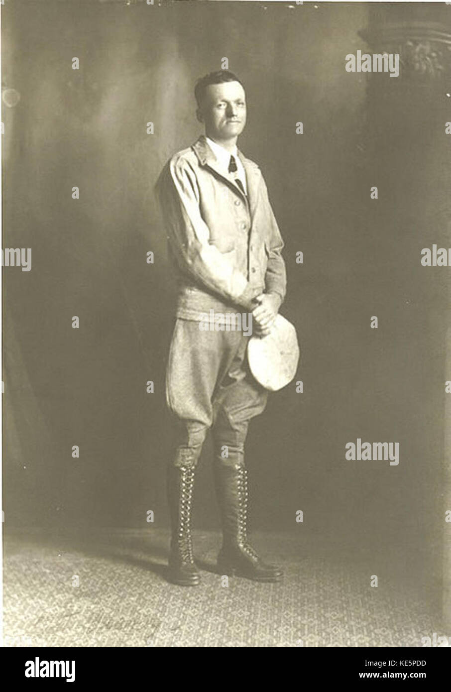 Un ritratto di Walter T. Varney, il fondatore della United and Continental Airlines, preso nel 1921, che segna il suo ruolo nello sviluppo dell'industria aeronautica statunitense. Foto Stock