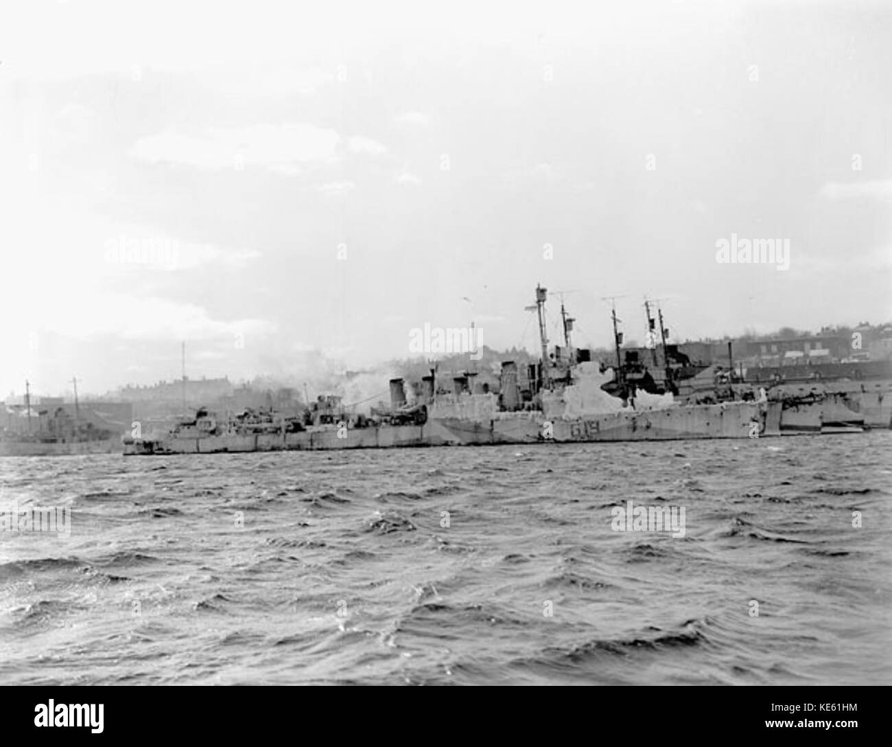 L'HMCS Leamington, una nave navale canadese, servì durante la seconda guerra mondiale, e le sue attività sono documentate attraverso questa immagine scattata ad Halifax nel gennaio 1943. Foto Stock