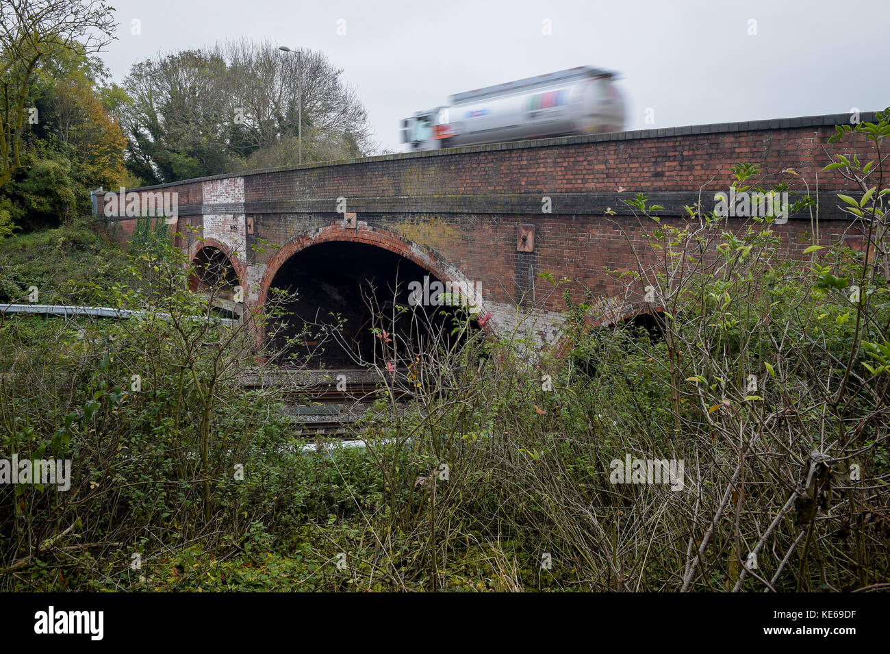 Il ponte di grado II sulla B4017 a Steventon, Oxfordshire, che impedisce la piena elettrificazione della linea ferroviaria principale del Great Western, poiché è troppo bassa. Foto Stock