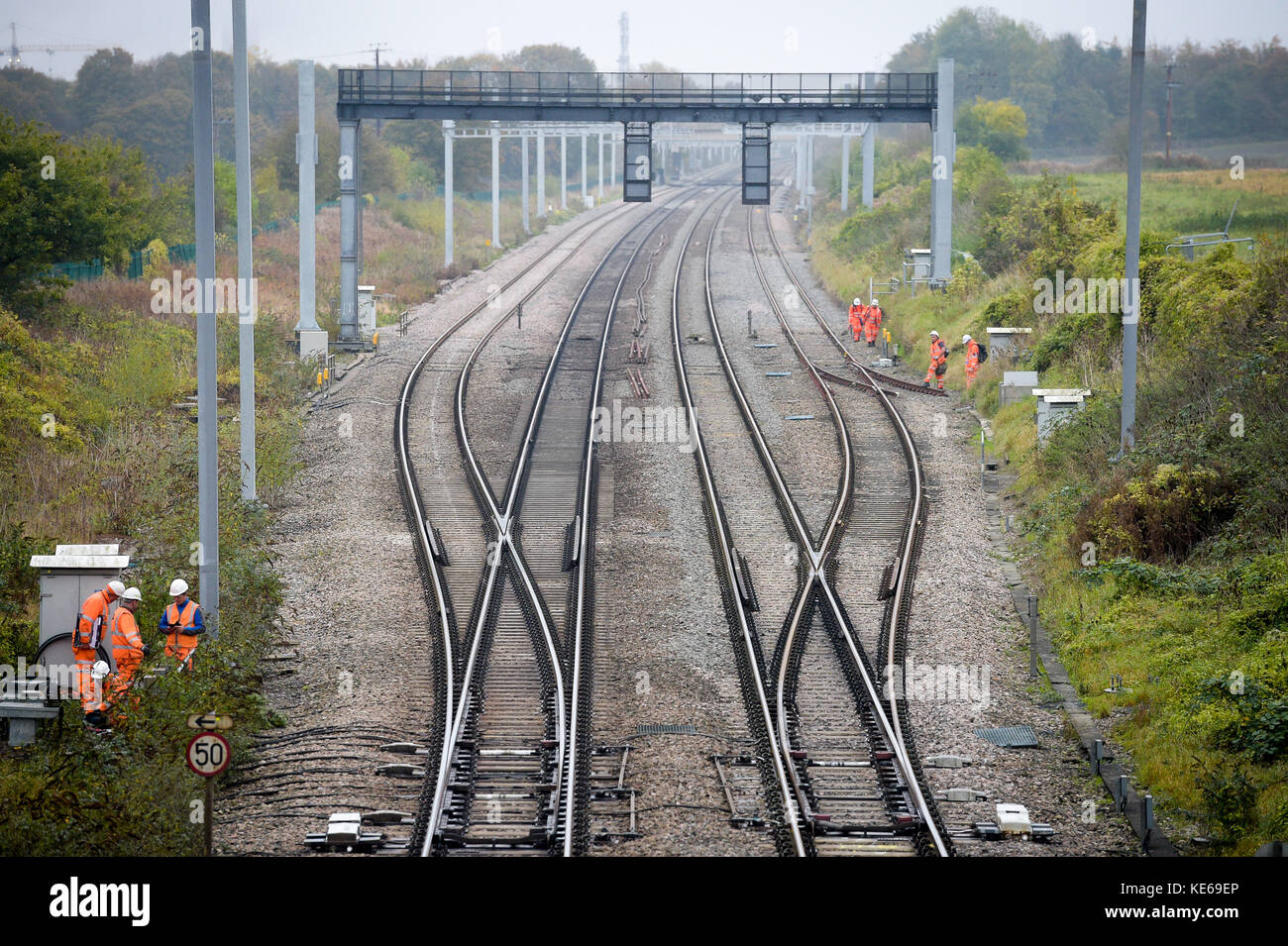 I lavoratori della ferrovia nella parte non elettrificata della linea principale del Great Western a Steventon, Oxfordshire, dove un ponte di grado II sulla B4017 impedisce la piena elettrificazione della linea in quanto troppo bassa. Foto Stock