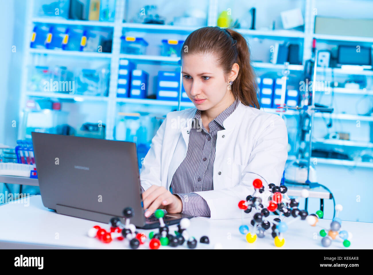 Giovane donna assistente di laboratorio in scientifics laboratorio con modello di molecola. studente ragazza in classe chimica Foto Stock