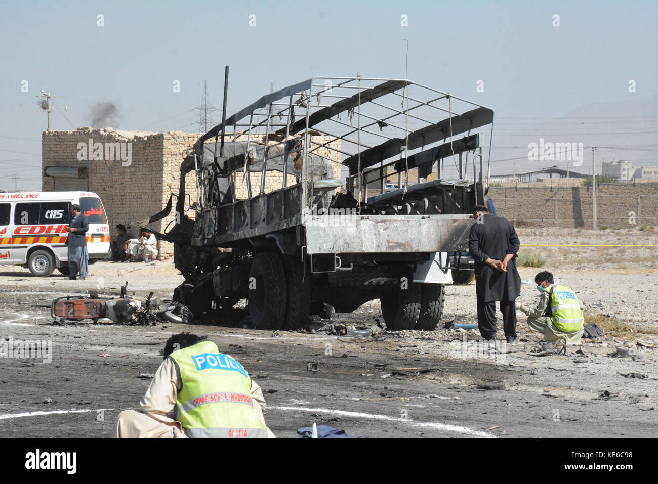 Quetta, Pakistan. Xviii oct, 2017. Quetta, Pakistan:. sicurezza pakistane e funzionari addetti al soccorso sono ispezionare la scena di strada bomba, un attentatore suicida si è concentrata su un camion che trasportano personale di polizia, a Quetta, Pakistan mercoledì 18 ottobre 2017. almeno sei poliziotti sono stati uccisi e più di 20 feriti in Pakistan sudoccidentale città pakistana di Quetta. Credito: m.arshad/Pacific press/alamy live news Foto Stock