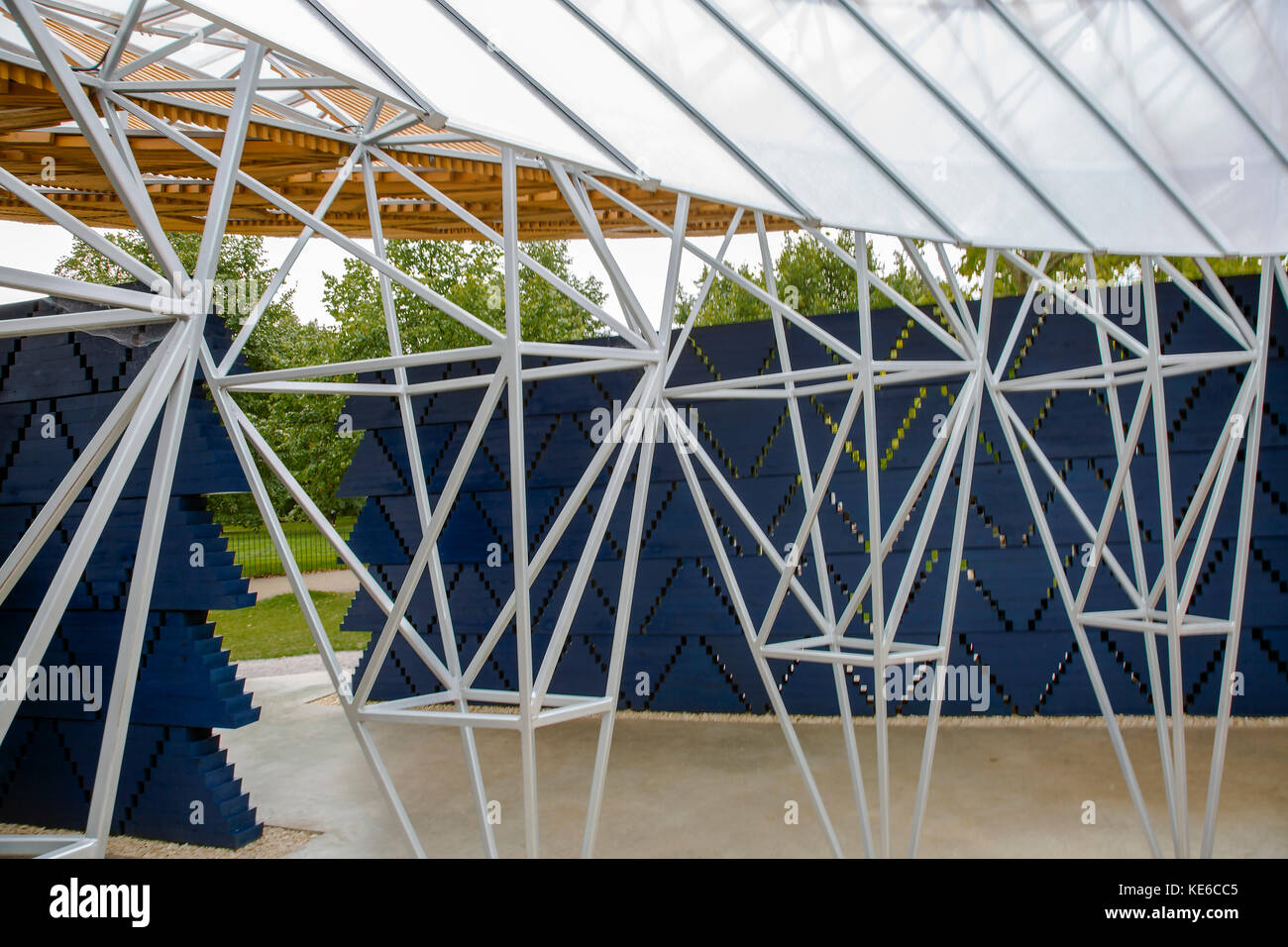 Serpentina Pavillion 2017, Kensington Gardens, Londra progettata dal premiato architetto Diébédo Francis Kéré, Foto Stock