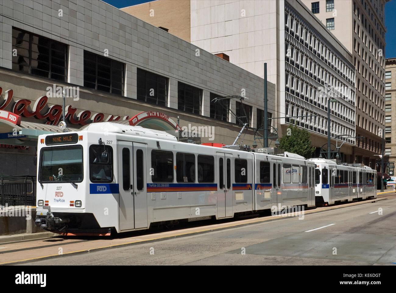 Treno leggero a Stout Street a Denver, Colorado, Colorado, Stati Uniti Foto Stock