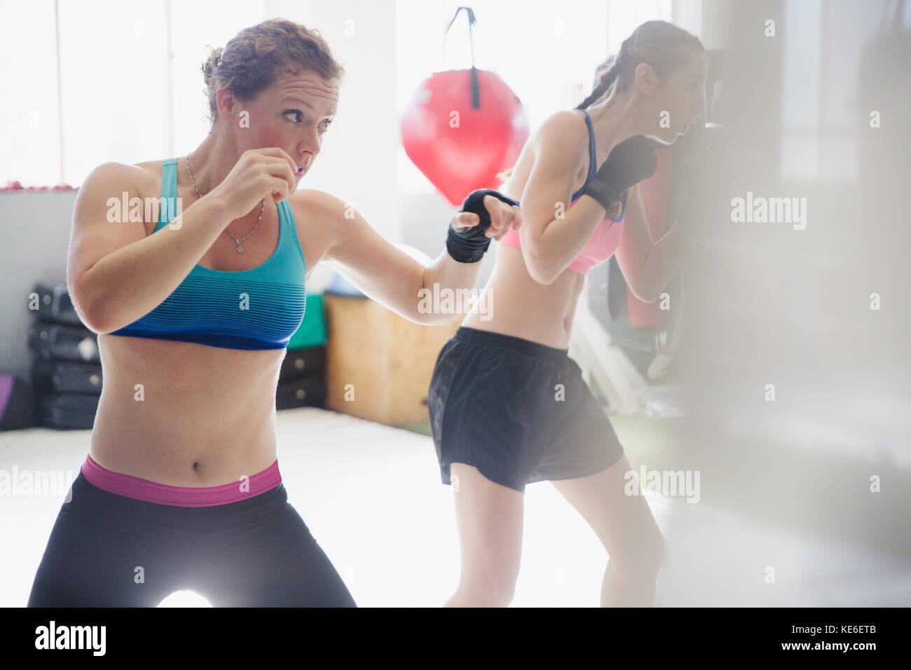 Determinate pugili donne che si shadowboxing in palestra Foto Stock
