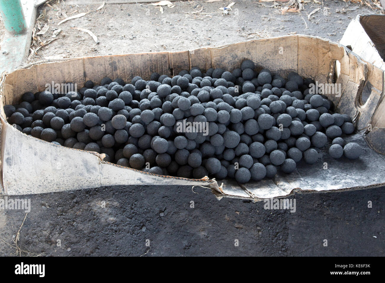 Bricchetta sfere per stufe africani costituito da polvere di carbone in rack di asciugatura riavviare gilgil africa kenya Foto Stock