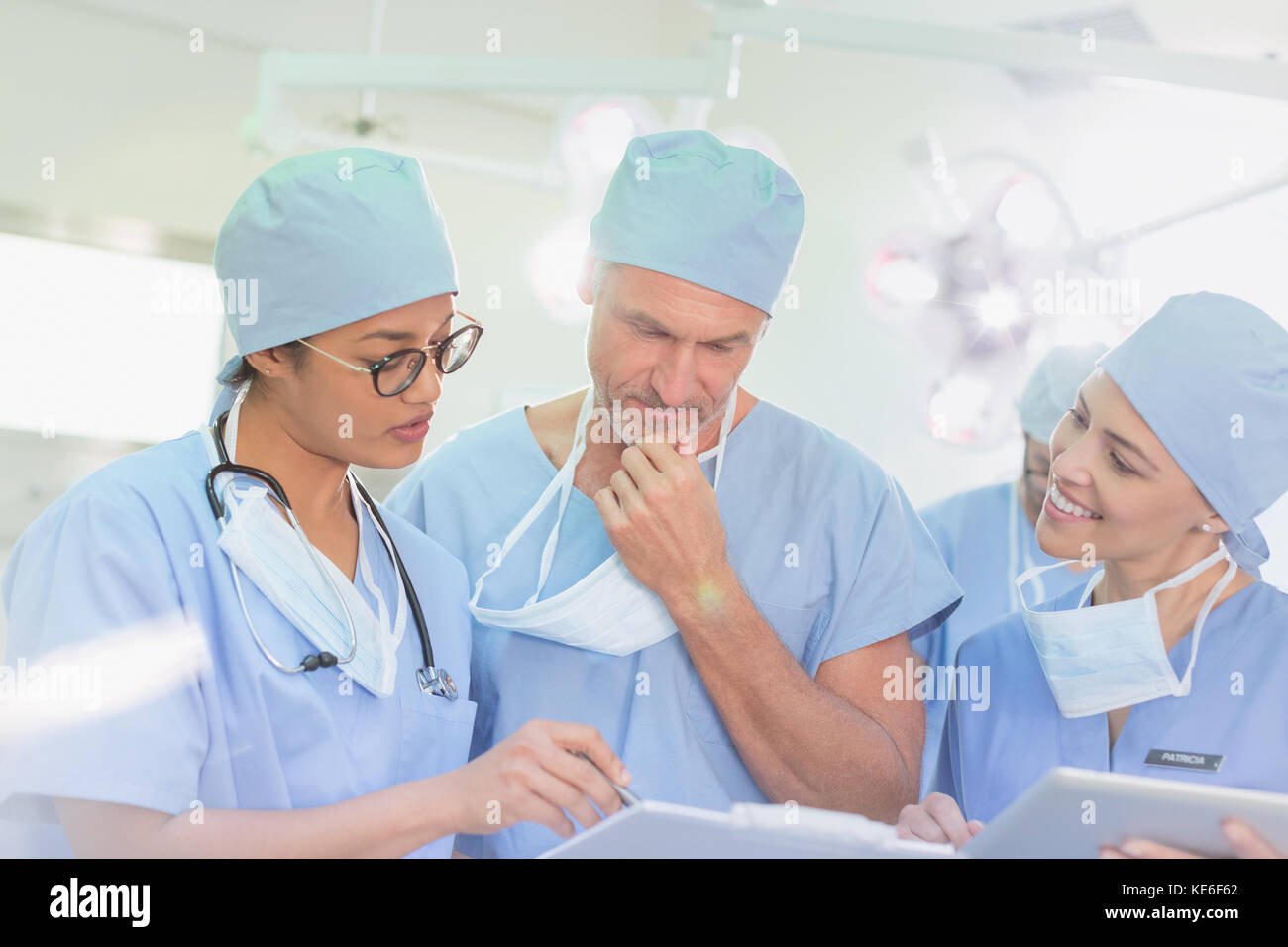 I chirurghi esaminano i documenti in sala operatoria Foto Stock