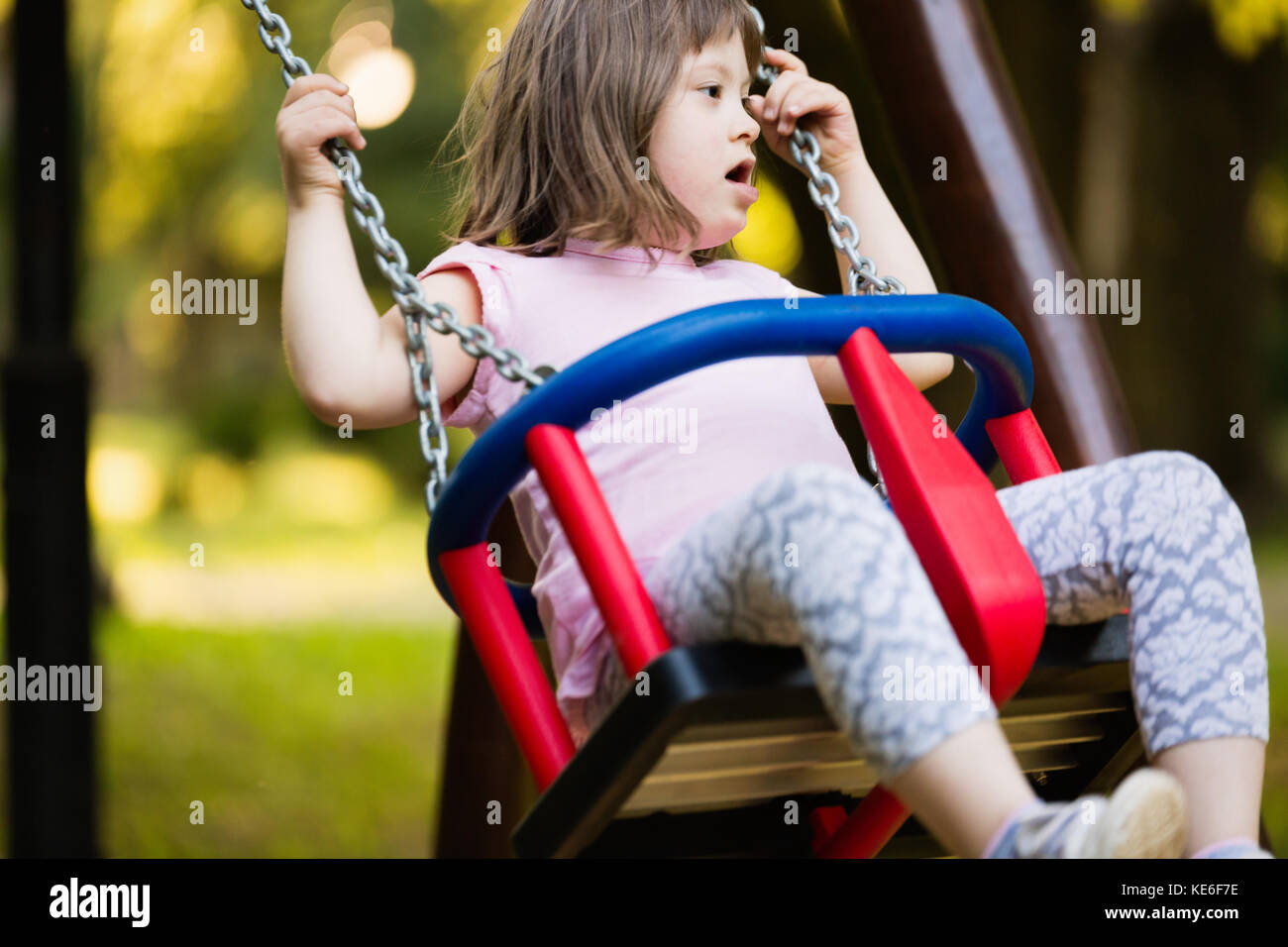 Ritratto di giovane ragazza con la sindrome di down Foto Stock