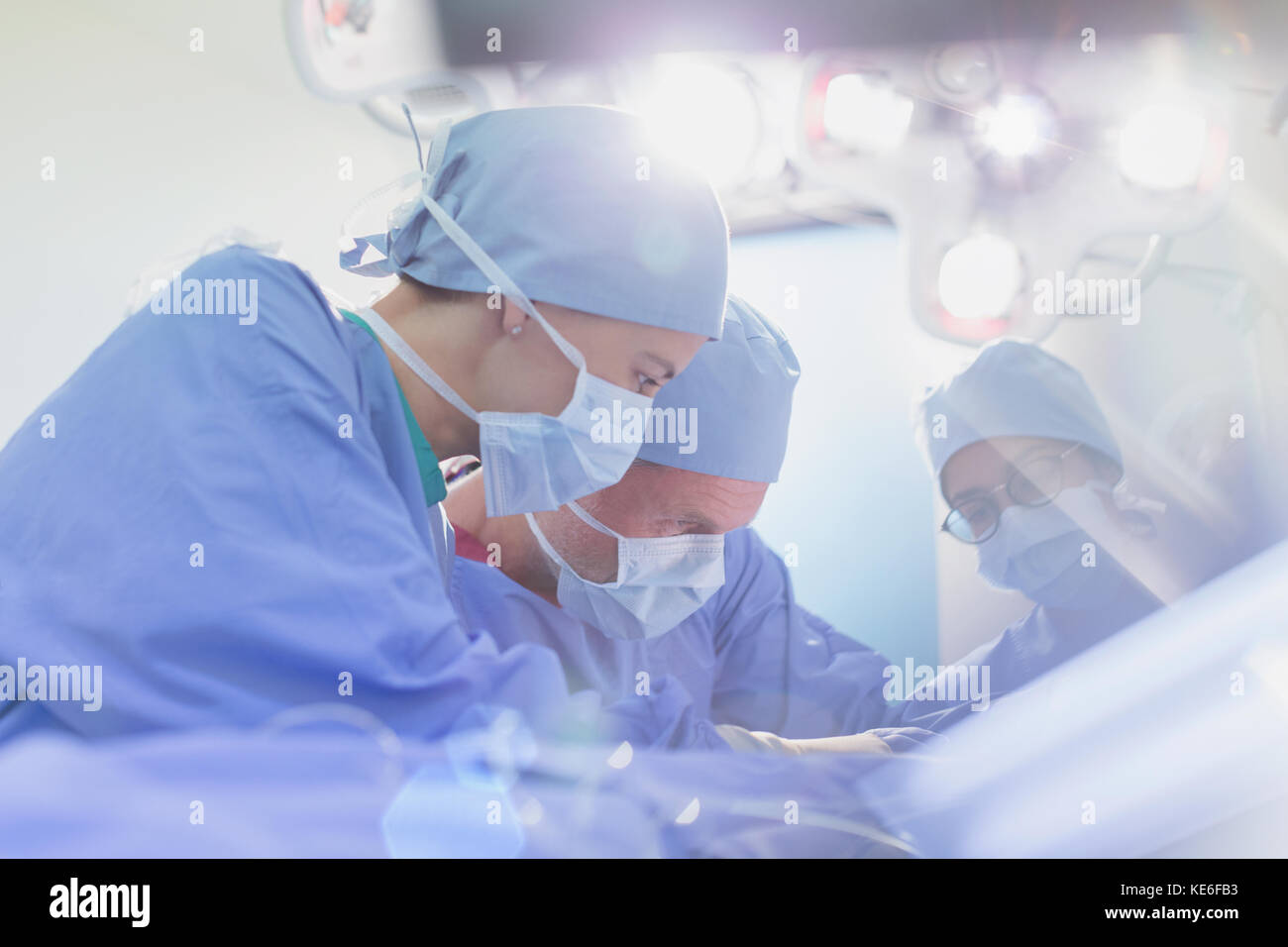 Chirurghi focalizzati che eseguono interventi chirurgici in sala operatoria Foto Stock