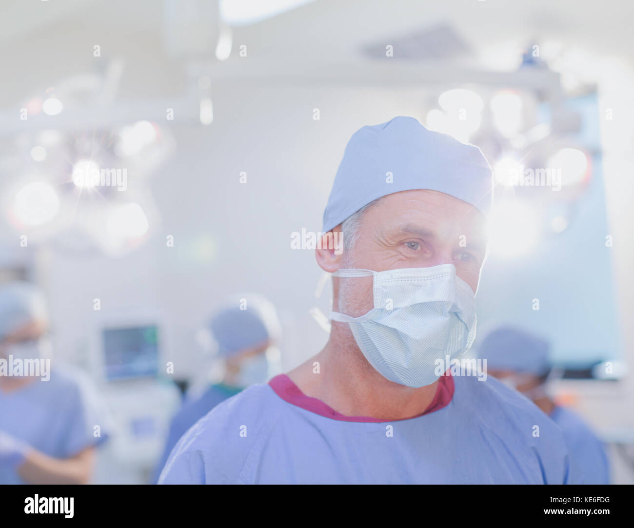 Chirurgo maschile maturo in maschera chirurgica in sala operatoria Foto Stock