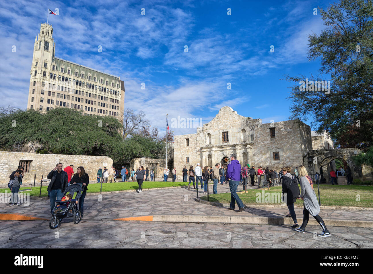 Il 3 gennaio 2016 a San Antonio, Texas: turisti nella parte anteriore del alamo mission sito patrimonio mondiale Foto Stock