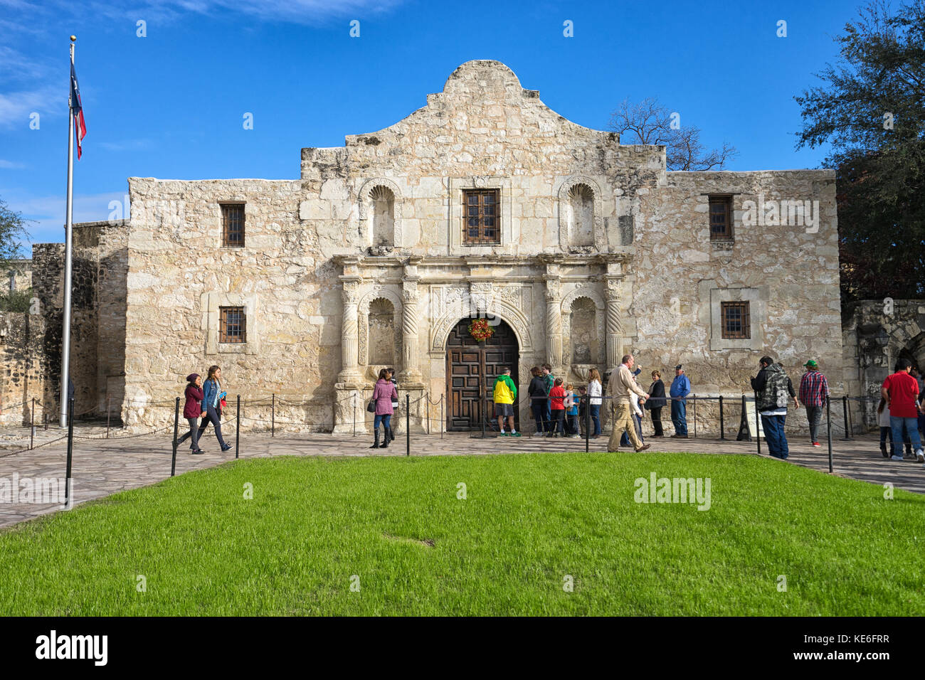 Il 3 gennaio 2016 a San Antonio, Texas: turisti nella parte anteriore del alamo mission sito patrimonio mondiale Foto Stock