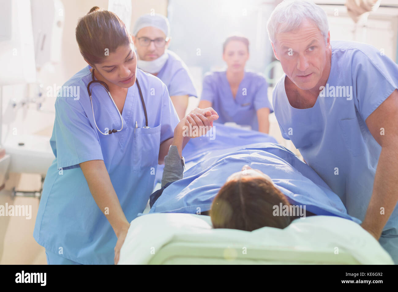 I chirurghi premono il paziente sulla barella nel corridoio dell'ospedale Foto Stock