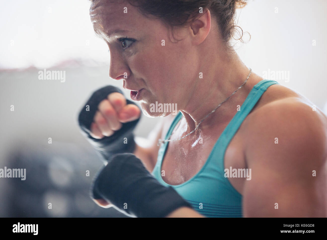 Primo piano pugile deciso e duro shadowboxing Foto Stock