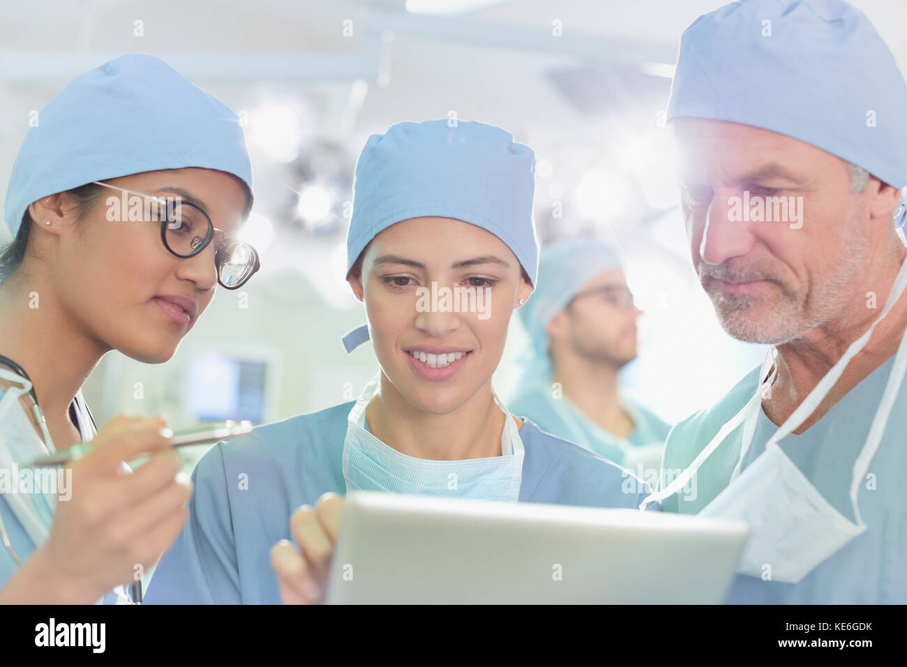 Chirurghi che utilizzano un tablet digitale in sala operatoria Foto Stock