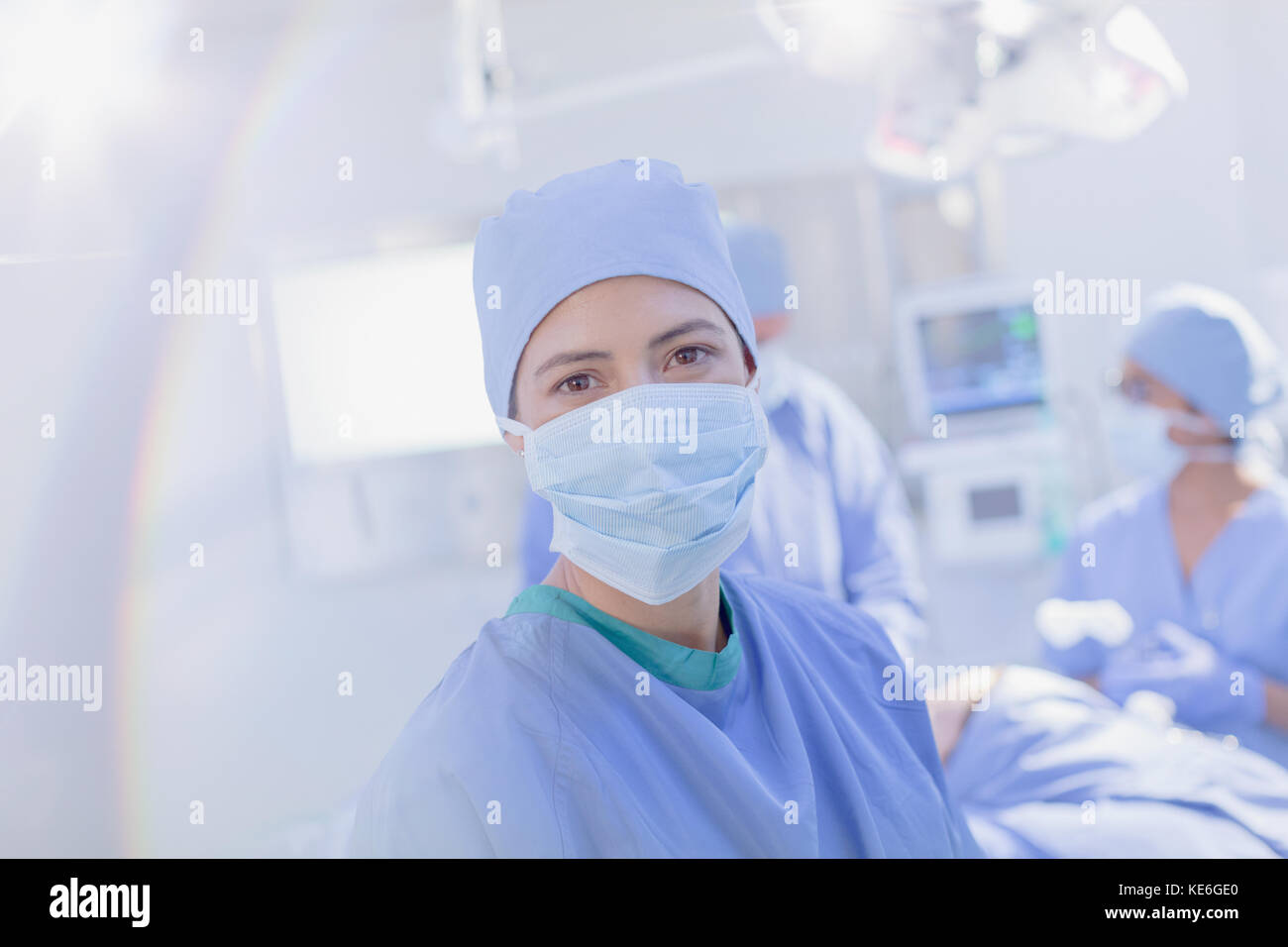 Chirurgo sicuro di ritratto che indossa una maschera chirurgica in sala operatoria Foto Stock