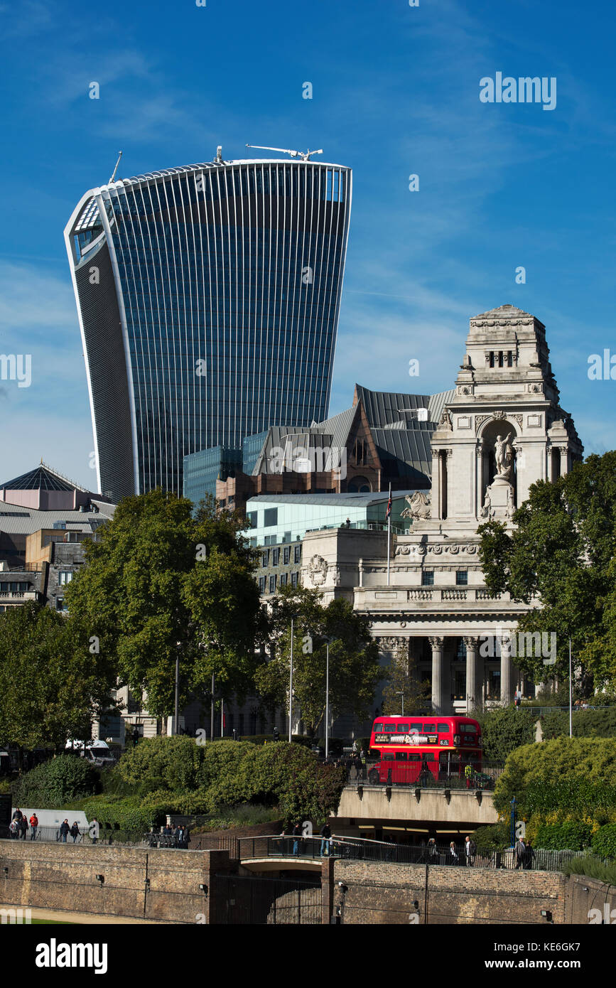 Città di Londra edifici moderni a contrasto con i vecchi edifici fotografati da Tower Bridge, Londra Inghilterra. Ott 2017 visto qui 20 Fenchurch Street Foto Stock